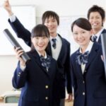 Why Japanese students get the second button from their crash on graduation day?