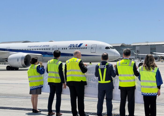 ANA aircraft, marking 40 years of the ANA Los Angeles route since 1986